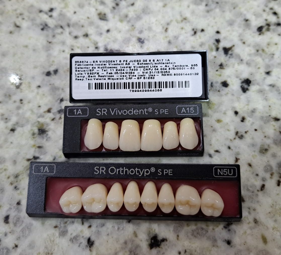 São dentes fabricados pela Multinacional Ivoclar, sediada em Schaan-Liechtenstein, com a camada externa em Isosit resistente à abrasão e com aparência perolada, bem natural. O melhor do mercado Global.