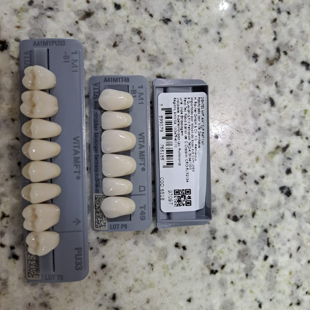 São dentes confeccionado com resina altamente reticulada, resistente à abrasão, fissuras e formação de placa bacteriana, e com a incisal translúcida dando aspecto bem natural.